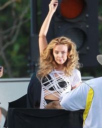 Kylie Minogue, sexy la 42 de ani