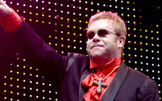 Elton John, doar patru ore in Romania