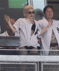Lady Gaga a fost data afara de pe stadion