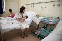 Pampers doneaza mobilier maternitatilor din Romania