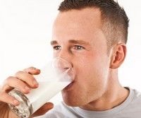 Laptele te scapă de mirosul neplăcut dat de consumul de usturoi