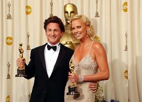 Charlize Theron şi Sean Penn, surprinşi împreună la restaurant