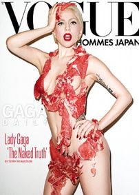 Lady GaGa, îmbrăcată în bucăţi de carne