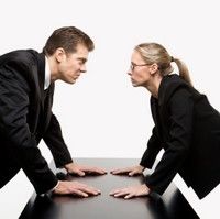 Cum să te comporţi cu un coleg agresiv