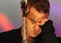 Robbie Williams a uitat versurile propriei melodii