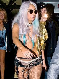 Lady Gaga, cu cătuşele pe aeroport