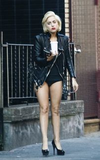 Lady GaGa, în chiloţi pe stradă
