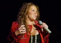 Mariah Carey a căzut pe scenă