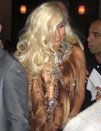 Lady GaGa: după carne, s-a îmbrăcat în păr