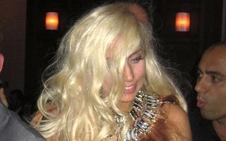 Lady GaGa: după carne, s-a îmbrăcat în păr