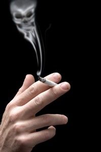 Fumatul şi alcoolul, vinovaţi pentru cancerul oral la tineri