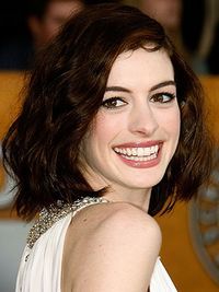 Anne Hathaway îi susţine pe adolescenţii agresaţi în licee