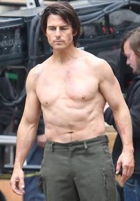 Tom Cruise îşi etalează muşchii la 48 de ani