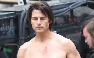 Tom Cruise îşi etalează muşchii la 48 de ani