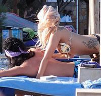 Lady Gaga, la plajă în costum auriu, împreună cu iubitul