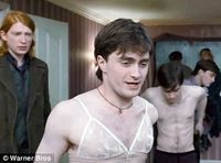 Daniel Radcliffe cu sutien, în "Harry Potter and the Deathly Hallows"