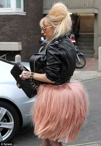 Lady GaGa, cu posteriorul plin de păr