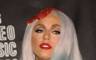 Lady Gaga, cel mai extravagant artist din 2010