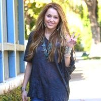 Miley Cyrus: 20 de ţinute ale zeiţei adolescenţilor