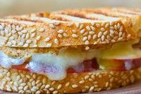 Sandwich cu mere, brânză Cheddar şi muştar