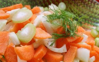 Salată de brânză cu morcovi