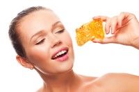 5 tratamente de înfrumuseţare cu miere
