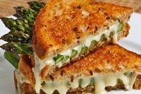 Sandviş cu brânză şi sparanghel