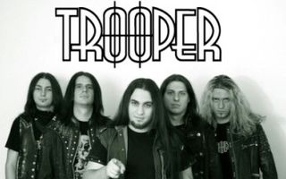 Trooper canta in deschiderea Scorpions!
