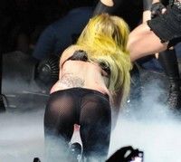 VIDEO. Lady Gaga a căzut din nou pe scenă