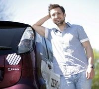 Dani Oţil merge la birou cu maşina electrică