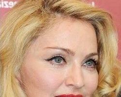 Faţa Madonnei, deformată de operaţiile estetice