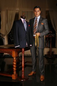 Ultima fiţă: Alexandru Ciucu crează costume cu fir de aur pur!