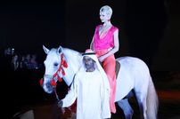 Salopeta Mirelei Stelea, pe un cal alb, la Ceremonia oficială de deschidere a Dubai Fashion Week