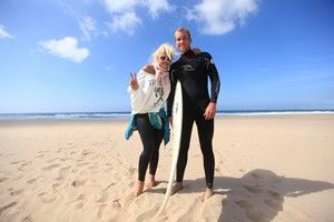 Anda Adam, surf în Australia pentru noul clip