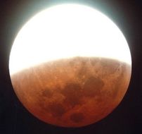 Eclipsă totală de Lună, pe 10 decembrie