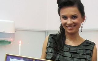 Mirela Stelea, premiată pentru frumuseţe şi eleganţă, alături de Mihaela Rădulescu