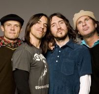 Biletele la Red Hot Chili Peppers se vând ca pâinea caldă