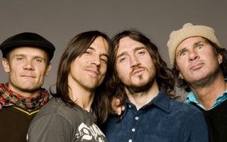 Biletele la Red Hot Chili Peppers se vând ca pâinea caldă