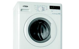 Maşină de spălat marca Whirlpool dotată cu tehnologia Al 6-lea Simţ Colours