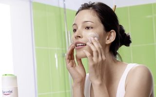 Ten acneic? Eucerin te ajută acum să lupţi împotriva celor 4 factori ce duc la apariţia acneii!