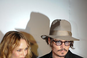 Vanessa Paradis ironizează zvonurile despre despărţirea sa de Johnny Depp