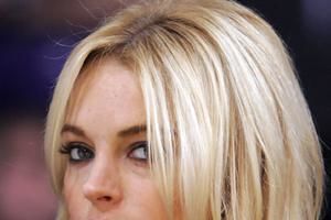 Lindsay Lohan, dată în judecată de o femeie care susţine că actriţa ar fi lovit-o cu maşina