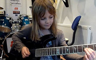Video: o fetiţă de 8 ani uimește pe internet cântând rock la chitară