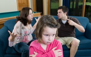 Copilul tău: 5 moduri în care e afectat de violenţa în familie