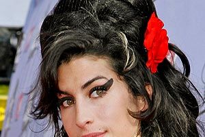 Autoportret de Amy Winehouse, pictat cu propriul sânge
