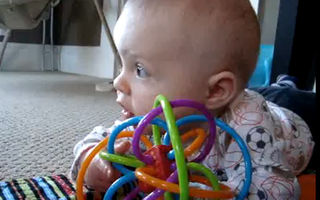 VIDEO: Un bebeluş a învăţat să imite mişcările câinelui