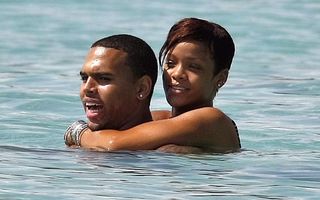 Rihanna şi Chris Brown, periculos de apropiaţi