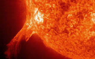 O puternică erupţie solară loveşte joi Pământul