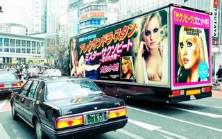 Imagini cu Alexandra Stan pe străzile din Tokio