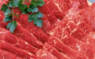 Studiu: consumul zilnic de carne roşie creşte riscul de deces